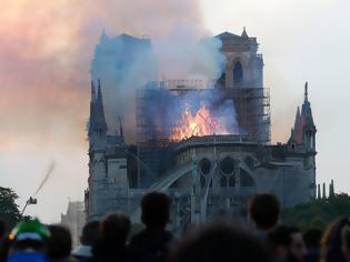 Φωτογραφία για Παγκόσμια θλίψη: Βίντεο-σοκ από τη φωτιά στην Παναγία των Παρισίων: Η στιγμή που καταρρέει το κωδωνοστάσιο
