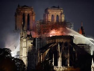 Φωτογραφία για Οργιάζουν οι θεωρίες συνωμοσίας για την Παναγία των Παρισίων: Κίτρινα γιλέκα, Ιησουίτες και 11η Σεπτεμβρίου