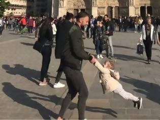 Φωτογραφία για Παναγία των Παρισίων: Όλοι ψάχνουν τον άνδρα με το κοριτσάκι της φωτογραφίας που έγινε viral