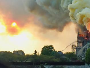 Φωτογραφία για Παναγία των Παρισίων: Βραχυκύκλωμα σε ανελκυστήρες προκάλεσε τη φωτιά;