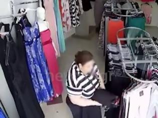 Φωτογραφία για Αποκαλυπτικό βίντεο: «Μαδάνε» κατάστημα με ρούχα μπροστά στα μάτια του ιδιοκτήτη