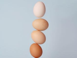 Φωτογραφία για Καφέ vs Άσπρα Αυγά: Ποια είναι πιο υγιεινά και ποια να βάψεις το Πάσχα