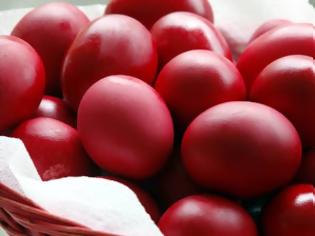 Φωτογραφία για Πώς θα βάψεις τα αυγά του Πάσχα με κρεμμύδι και κόκκινο λάχανο (video)