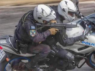 Φωτογραφία για Βούλα: Επίθεση νεαρών σε μοτοσικλετιστές της ΔΙΑΣ - Τουλάχιστον ένας αστυνομικός τραυματίας