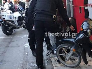 Φωτογραφία για Απίστευτο περιστατικό στη Θεσσαλονίκη: Άνδρας πέταξε τη σύζυγό του από το αυτοκίνητο