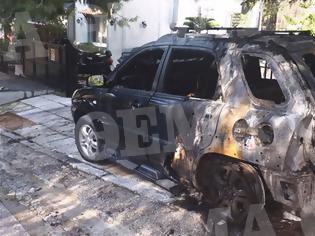 Φωτογραφία για Τρόμος τα ξημερώματα στον Καρέα - Άγνωστοι έκαψαν αυτοκίνητα και μηχανές