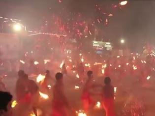 Φωτογραφία για Το πύρινο έθιμο με τους πυρσούς για τη Θεά Durga στην Ινδία