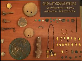 Φωτογραφία για Εύβοια: Χειροπέδες σε αγρότη - Βρήκε πλήθος αρχαίων αντικειμένων σε τάφο