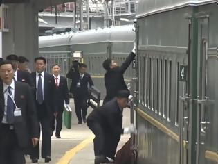 Φωτογραφία για Οι συνοδοί του Κιμ Γιονγκ Ουν γυάλισαν και τις χειρολαβές του τρένου του
