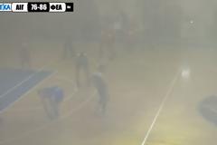 Οπαδός μπούκαρε στο γήπεδο και «έκλεψε» το κύπελλο!...