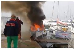 Πυρκαγιά σε σκάφος στη Μαρίνα Καλλιθέας...
