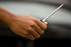 Μεσολογγι: 42χρονος «κάρφωσε» κατσαβίδι στον θώρακα 54χρονου, απείλησε και αστυνομικούς