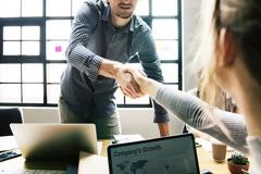 Το κίνημα #MeToo «ενοχοποιεί» ακόμα και τη... χειραψία στους εργασιακούς χώρους!