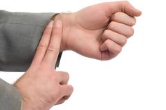 Ποια αιτία είναι δυνατόν να αυξήσει στο διπλάσιο τον κίνδυνο πρόωρου θανάτου στους μεσήλικες άνδρες;