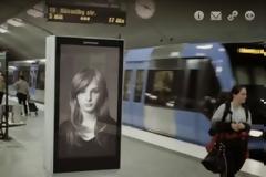 Φαίνεται σαν μία κανονική πινακίδα. Προσέξτε τι θα γίνει μόλις περάσει το τρένο…(BINTEO)