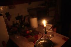 Μαθητής ζει χωρίς ρεύμα και έχει αδερφό σε μηχανική υποστήριξη - Πανελλήνια συγκίνηση για το οικογενειακό δράμα