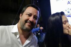 Τα δυο κορίτσια που εξόργισαν το Σαλβίνι...