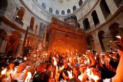 Με μεγάλη καθυστέρηση αναχώρησε από το Ισραήλ το Άγιο Φως