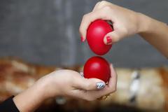 Γιατί τσουγκρίζουμε αυγά μετά την Ανάσταση;- Τι συμβολίζει αυτό το έθιμο;