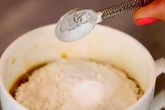 Προσθέτει αλεύρι στο στιγμιαίο καφέ... Ο λόγος; Μόλις το δείτε θα τρέξετε στην κουζίνα σας να το κάνετε! [video]