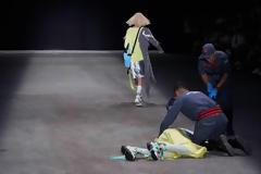 Σοκ! Μοντέλο ξεψύχησε πάνω στην πασαρέλα (εικόνες + video)