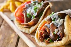 Ξεκινούν έλεγχοι για τις αυξήσεις – φωτιά στο σουβλάκι