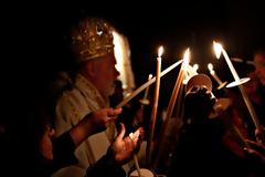 Λαμπάδες, σταυροί και φασισμός δεν ταιριάζουν...