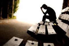 Κατάθλιψη: Τα σημάδια που δείχνουν ότι αγγίζει τις σκέψεις αυτοκτονίας