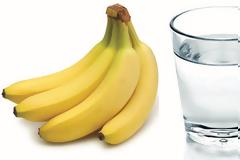 Μία μπανάνα και ένα ποτήρι ζεστό νερό κάνουν το πιο υγιεινό πρωινό