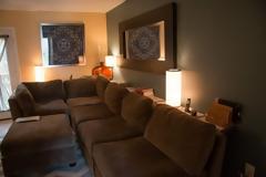 ΚΑΤΑΣΚΕΥΕΣ - Τοποθέτησε Ράφια στους Τοίχους και Έκανε Αυτό με τον Καναπέ. Πανέξυπνο!