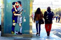 «Γι' αυτό έβαλα Μέσι - Κριστιάνο να φιλιούνται»...