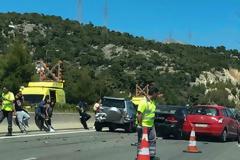 Ουρές χιλιομέτρων στην εθνική οδό στην Κινέτα μετά από καραμπόλα