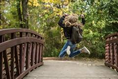 Πώς θα βοηθήσουμε τον οργανισμό μας να παράγει τις «ορμόνες της χαράς»;