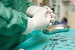 ΕΔΕ κατά χειρουργών στο Ογκολογικό «Αγ.Ανάργυροι» – Σκοπιμότητες καταγγέλει η ΕΙΝΑΠ