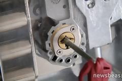 Πώς μπορούμε να προφυλαχθούμε από τους βίαιους διαρρήκτες που εισβάλλουν στα σπίτια (Φωτογραφίες και ΒΙΝΤΕΟ)