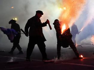 Φωτογραφία για Τα αιματοβαμμένα «πολεμικά» έθιμα του Πάσχα: Από τον 7χρονο Χρήστο στην 8χρονη Αλεξία