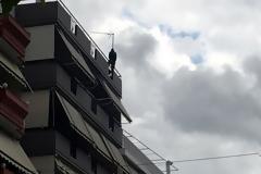 Αγρίνιο: Νεαρός φέρεται να εξέφρασε πρόθεση να αυτοκτονήσει-βρίσκεται σε ταράτσα πολυκατοικίας (φωτο)