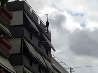Φωτογραφία για Αγρίνιο: Νεαρός φέρεται να εξέφρασε πρόθεση να αυτοκτονήσει-βρίσκεται σε ταράτσα πολυκατοικίας (φωτο)