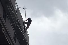 Απειλεί να πέσει στο κενό από ταράτσα πολυκατοικίας...