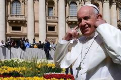 O Πάπας λέει στους κομμωτές να μην... κουτσομπολεύουν