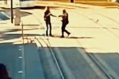 Αστυνομικός σώζει τυφλή...