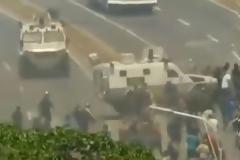 Στα πρόθυρα εμφυλίου η Βενεζουέλα - Όχημα της Εθνοφρουράς παρέσυρε διαδηλωτές (video)