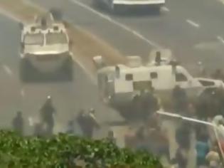 Φωτογραφία για Στα πρόθυρα εμφυλίου η Βενεζουέλα - Όχημα της Εθνοφρουράς παρέσυρε διαδηλωτές (video)