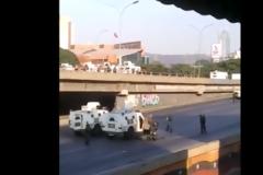 Δύο Bιντεο από Βενεζουέλα: Αξιωματικος δέχεται σφαιρα...