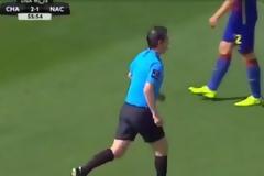 Ο βοηθός παράτησε το σημαιάκι και άρχισε να τρέχει