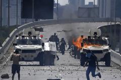 Στα πρόθυρα εμφυλίου η Βενεζουέλα: Λαϊκή εξέγερση ή πραξικόπημα;