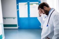 Απροστάτευτοι οι γιατροί στα δημόσια νοσοκομεία από burn out, νοσήματα φθοράς και ατυχήματα