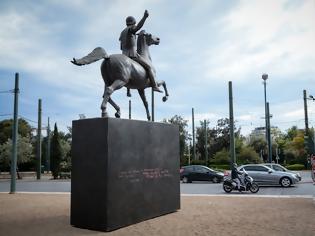 Φωτογραφία για Βανδάλισαν το άγαλμα του Μεγάλου Αλεξάνδρου στο κέντρο της Αθήνας (εικόνες)