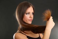 Έξυπνοι τρόποι για να απαλλαγείτε από την ψαλίδα χωρίς να κόψετε τα μαλλιά σας!