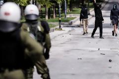 Εξάρχεια: Κάτοικοι έκαναν αλυσίδα γύρω από συνεργείο της ΔΕΗ, εν μέσω επεισοδίων